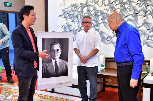 莊裕添（中）、莊元安（左）將一張拍攝于1941年的莊西言照片送給陳立人（右）。_副本.jpg